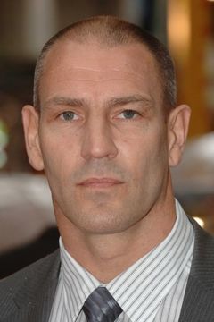 Dave Legeno interpreta John