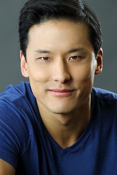 Tony Kim interpreta Club Guy (uncredited)