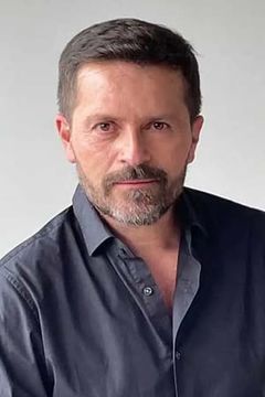 Julio Cesar Herrera interpreta Fredy