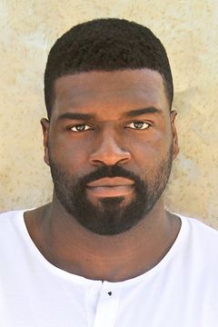 Stephen Hill interpreta Theodore “TC” Calvin