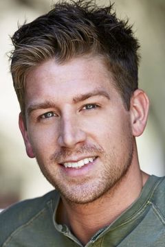 Ryan McIntyre interpreta Brian Huntley