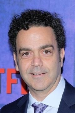 Maury Ginsberg interpreta News Producer