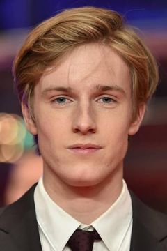 Louis Hofmann interpreta Hans Quangel
