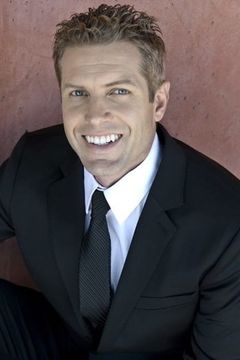 Chad Zdenek interpreta Reporter