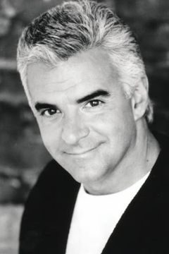 John O'Hurley interpreta Stephen Slade