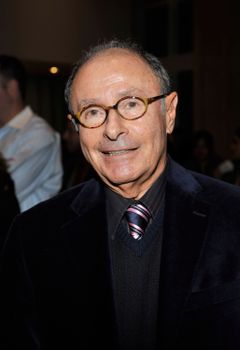 Peter Bart interpreta Himself