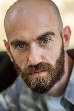 Giacomo Bottoni interpreta Athos Fraternale