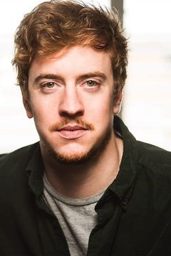 Will Bowes interpreta Phil