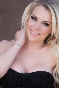 Sarah Wilson interpreta Spring Breaker (uncredited)