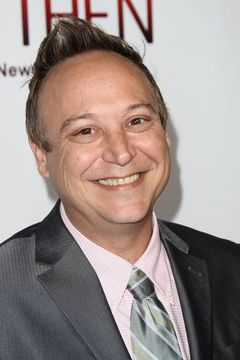 Keith Coogan interpreta Ted Dickson