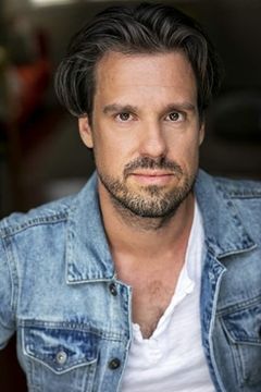 Robert Jozinovic interpreta Man in Office