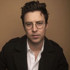 Brian Jordan Alvarez interpreta Derek