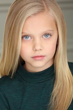 Sydney Brower interpreta Girl in Bedroom at House