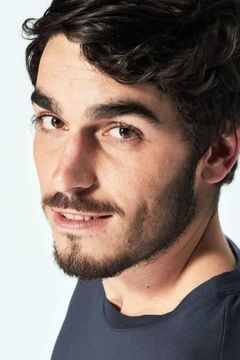Bastien Pujol interpreta Assistant M. Dumont