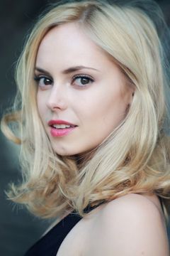 Hannah Tointon interpreta Violette Selfridge
