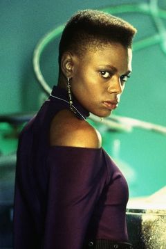 Gloria Lynne Henry interpreta Member of Magazine Staff