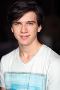 Harrison Saunders interpreta Mike Emory