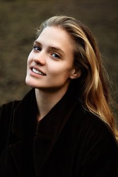 Miriam Fussenegger interpreta Johanna von Hallewyn, Marias Hofdame