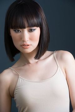 Ran Wei interpreta Coat Check Girl (uncredited)