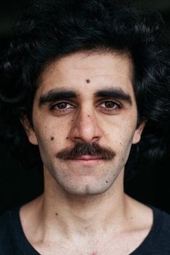 Erol Afsin interpreta Osman