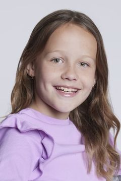 Emmy Richardson interpreta Lily