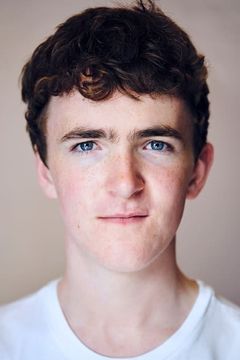 Brenock O'Connor interpreta Tom Harris
