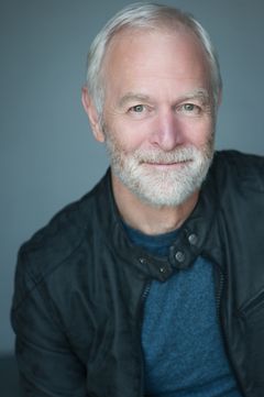 Gregory Bennett interpreta Russian Diplomat