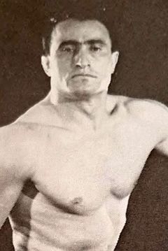 Angelo Giusto interpreta Wrestler (uncredited)
