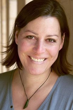 Rebecca Root interpreta Mayfield