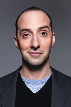 Tony Hale interpreta Mr. Worth