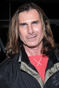 Fabio interpreta Bystander (uncredited)