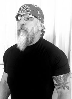 Scott McElroy interpreta Niko's Thug #1