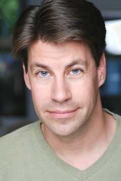 Joseph Wycoff interpreta Reporter