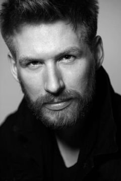 William de Coverly interpreta Doctor