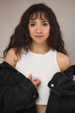 Hannah Seiden interpreta Dancer