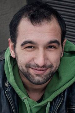 Oktay Özdemir interpreta Achmed