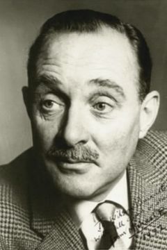 Michael Bates interpreta Field Marshal Sir Bernard Law Montgomery
