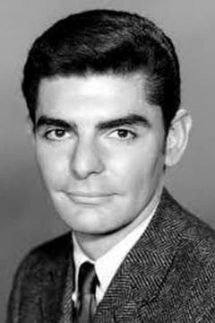 Richard Benjamin interpreta Dr. Fancher