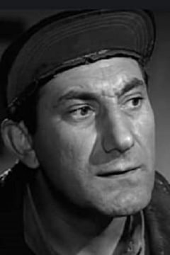 Josip Elic interpreta Darcey's Henchman (uncredited)