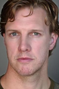 Michael Linstroth interpreta Officer #1