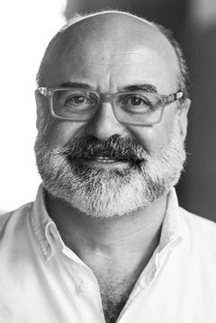Emilio Mencheta interpreta Court clerk