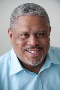 Phil McGlaston interpreta Dewayne Rogers