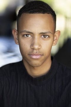 Gabriel Robinson interpreta Additional Voices (voice)