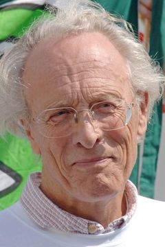 Michael Culver interpreta Man in a Punt (uncredited)