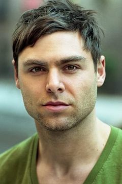 Daniel Fox interpreta Tom Bellamy