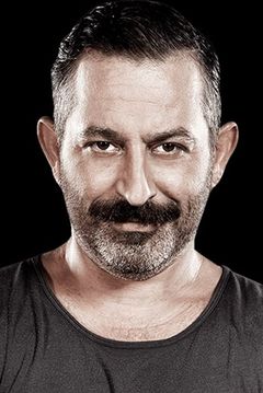Cem Yılmaz interpreta Yusuf Antep