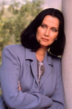 Veronica Hamel interpreta Suzanne Constantine