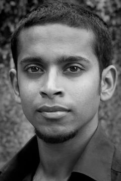 Hiran Abeysekera interpreta Dash Khan