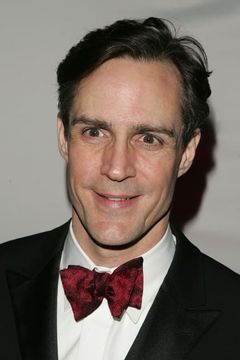 Howard McGillin interpreta Gregory (singing voice)