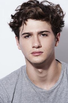 Alex Fitzalan interpreta Tom